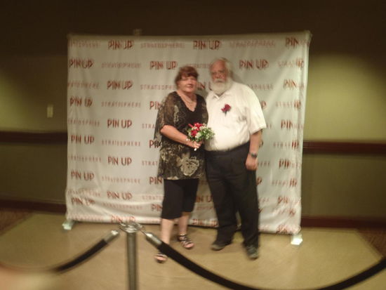 Nach dem Mittagessen machten wir ein Hochzeitsfoto im Theaterbereich des Hotels. Wie die großen Stars, die in Las Vegas auftreten.