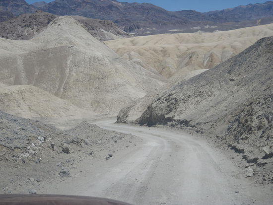 Auf dem 20-Mule-Team-Trail zogen vor hundert Jahren Gespanne mit 20 Tieren die Wagen mit Borax aus dem Tal.