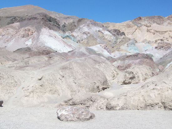 Ein wunderbarer Anblick diese verschieden Farben - wie auf einer Maler palette. Aber dafür eine Straße über 15 Kilometer in die Hügel zu bauen - das ist halt Amerika