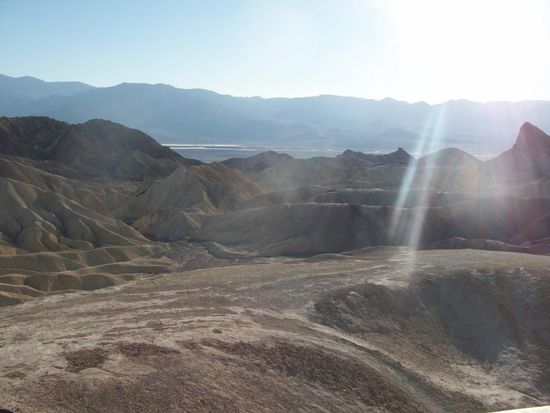 Am Zabriskie Point bei tiefstehender Sonne. Durch das Schattenspiel entstehen immer neue Eindrücke.