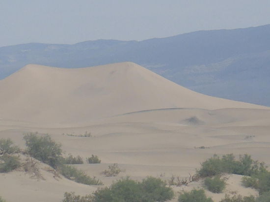 Einige riesige Sanddünen am Talgrund laden zum Bestaunen ein.
