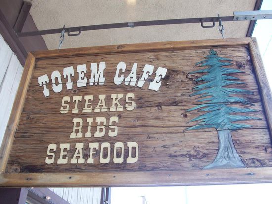 Essen war gut, Kellnerin mies. Wollte nicht unbedingt arbeiten. Eva mußte ihr nachlaufen, damit Mutter ein Bier bekam. Wir tranken Wasser.