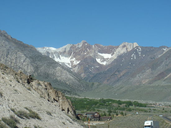Auf dem Weg in die Sierra Nevada. Von hoch oben leuchtet noch der Schnee und es ist saukalt durch den Wind.