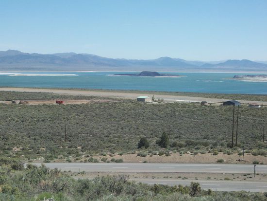 Der Mono Lake - einst ein großer Süßwassersee, aber durch die Ableitung der Quellen als Trinkwasser für Los Angeles, wurde der See salzig.