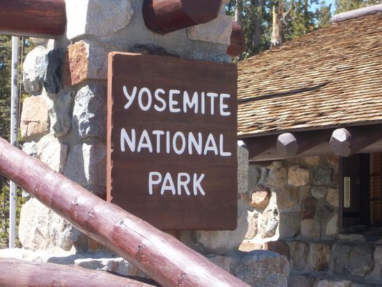 Einfahrt in den Nationalpark am Tioga Pass - 9945 Foot über dem Meeresspiegel (3315 Meter)