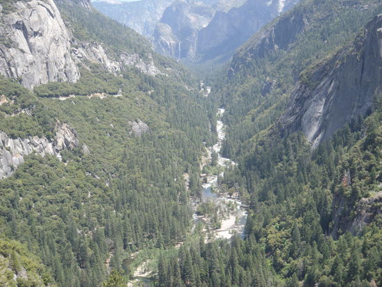 Blick in das Josemite Valley vom Gegenhang bei der Abfahrt vom Hochplateau. Im Hintergrund ist ein Wasserfall zu sehen.