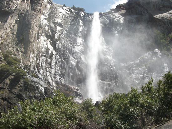 Der Bridalveil Fall - einer der großen Wasserfälle im Tal.