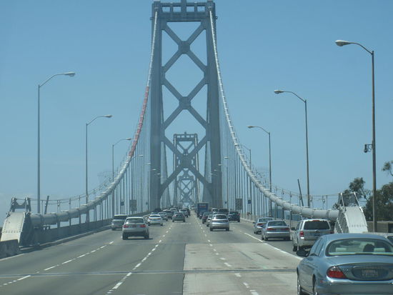 Über die Bay Bridge zurück nach San Francisco. Die Brücke ist zwei geteilt und führt durch einen Tunnel auf einer kleinen Insel.