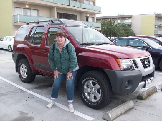 Eva stolz vor ihrem Nissan X-Terra