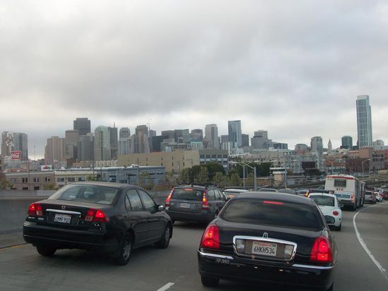 Auf dem Weg zum Pier 39 im Abendverkehr - Blick auf die Skyline