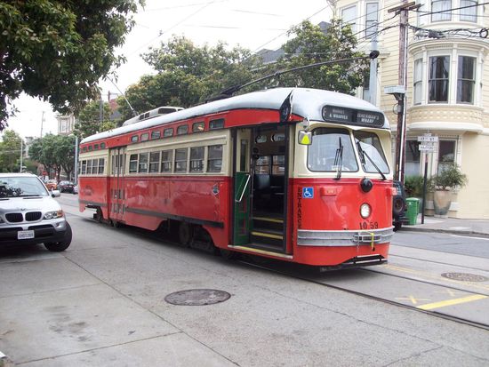 Straßenbahnlinie F - Oldtimerfahrzeuge aus den USA und Europa
