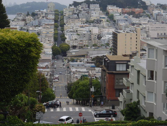 Auf der Kuppe der Lombard Street vor der Abfahrt in die Serpentinen