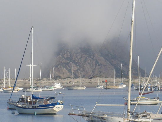 Morro Bay - The Rock in der Morgensonne mit Nebelhaube
