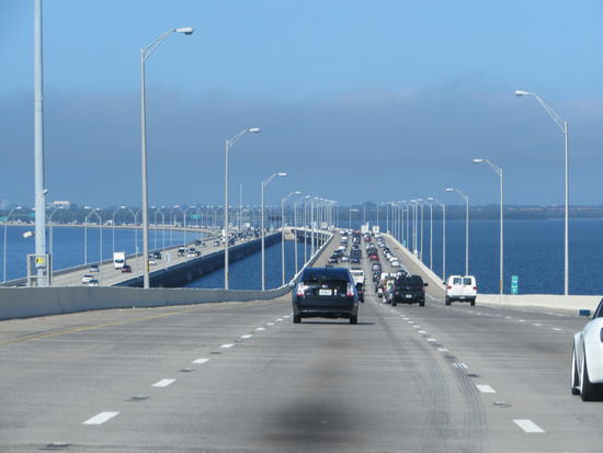 Dann eine Brücke wegen des Schiffsverkehrs