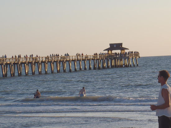 Der Pier in Naples, gut besucht zum Sonnenuntergang im Golf von Mexiko