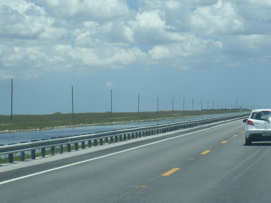 Kanal und Straße kerzengerade über viele Kilometer