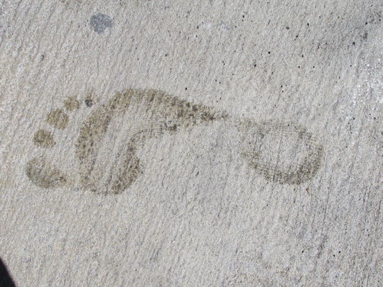 Eva mußte barfuß laufen, weil ihre Schuhe in der Sonne zum Trocknen lagen