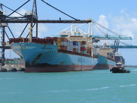 Riesige Containerschiffe im Frachthafen