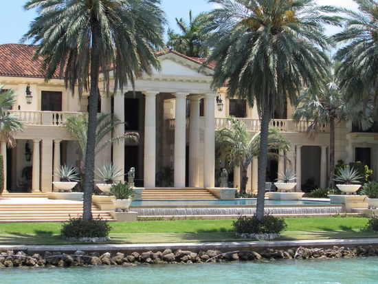 Vor dem Haus die Wasserspiele