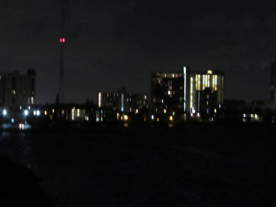 Die beleuchtete Stadt am anderen Ufer der Biscanye Bay