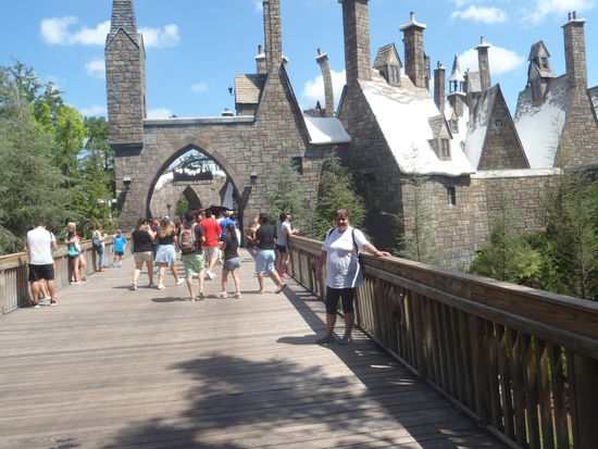 Eva voll Erwartungen in Hogsmeade