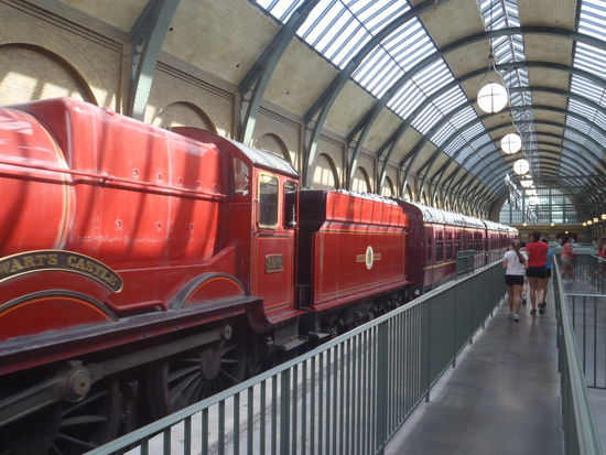 Unser Zug nach Hogsmeade fährt gerade ein