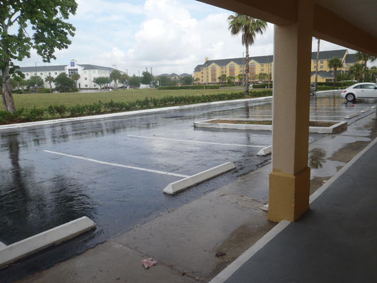 Der erste Regen auf unserer Reise vertrieb uns aus dem Pool