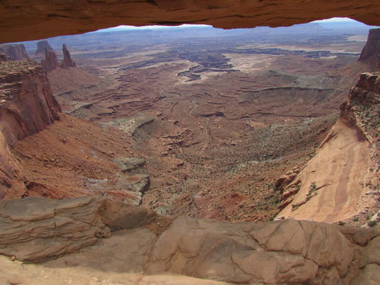 Blick durch den Mesa Arch in das Tal des Colorado Rivers