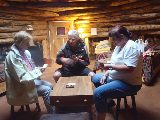 Kartenrunde vorm Schlafen gehen