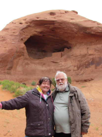 Eva - vor und neben einer Ruine