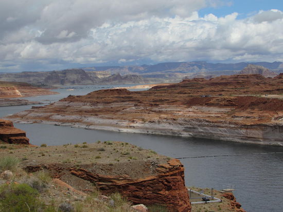 Blick über den Stausee auf die Navajo Berge
