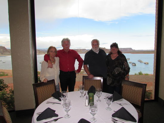 Vor dem Panoramafenster im Restaurant mit knurrendem Magen