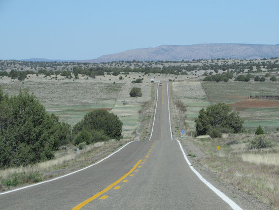 Meilenweit gerade Straße und fast kein Verkehr