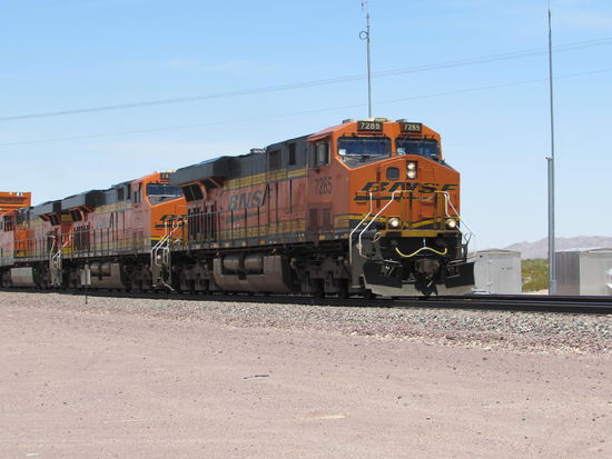 Güterzüge mit über 100 Wagons kreuzten unseren Weg.