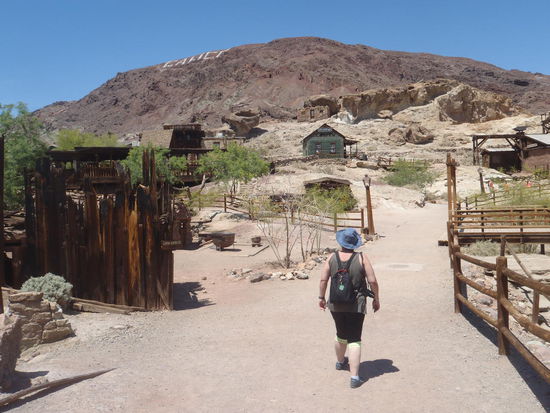Calico, 1881 gegründete Bergwerkssiedlung (Silber und Borax). 1887 schon 1200 Einwohner und 2001 noch 8. Heute eine reine Touristenshow.