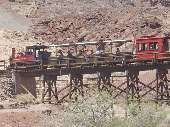 Der Minenexpress auf der Holzbrücke über der Stadt.