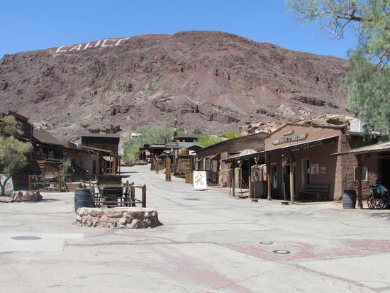 Die Reisegeier (Bustouristen) sind abgezogen, zurück bleibt die menschenleere Stadt.