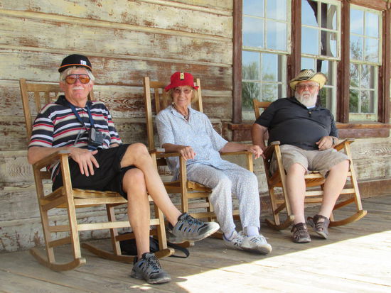 Gemütlich im Lehnstuhl, kann man die Hauptstraße besser überblicken.