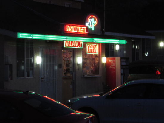 Hotellobby wie in einem Film aus den 60er Jahren im Morgengrauen