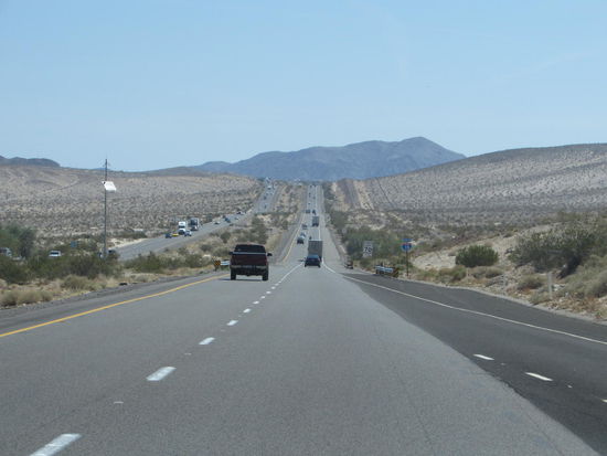 Auf der I 15 in der Mojavewüste kurz vor Baker
