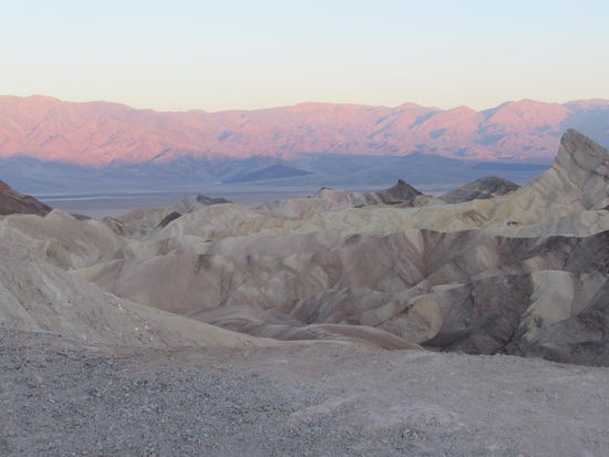 Die ersten Sonnenstrahlen erreichen das Tal