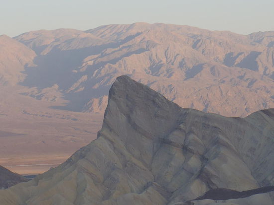 Noch liegt Schatten über einem Teil des Tales