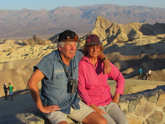 Fini und Hugo blinzeln in die aufgehende Sonne