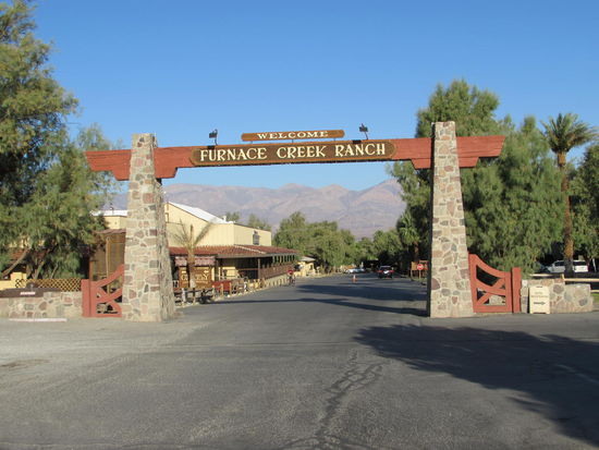 Einfahrt zur Hotelanlage