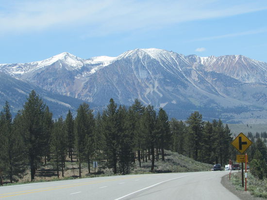Schneebedeckte Gipfel in der Sierra Nevada