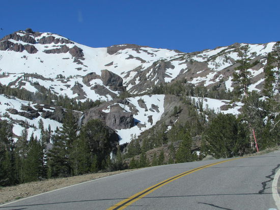 Schneebedeckte Gipel rund um uns