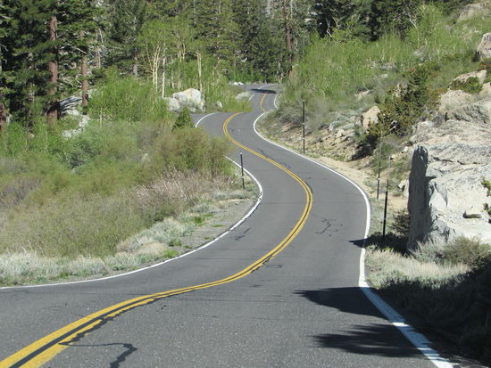 Auf engen und kurvenreichen Straßen zu Tal
