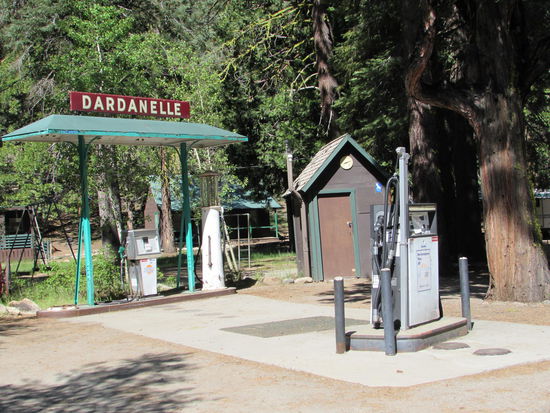 Tankstelle in Dardanelle, daneben ein Kaufhaus mit Restaurant und Resort (Zweimann-Holzhütten mit Wasser und WC jenseits des Ganges, nein richtig des Stanislaus Rivers