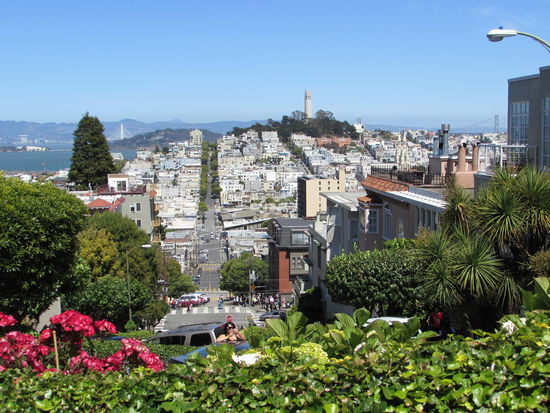 In sieben Kehren geht es die Lombard Street runter