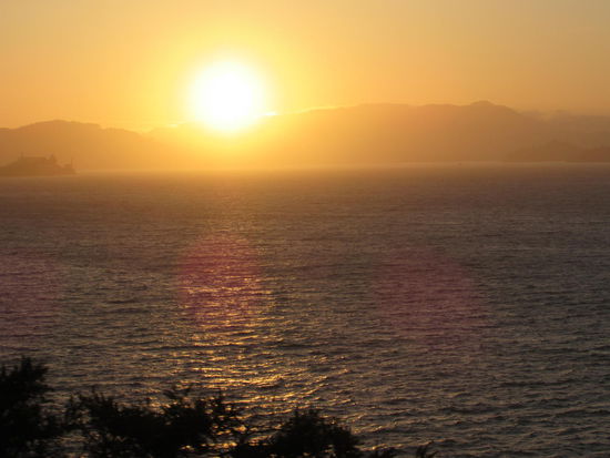 Die Sonne versinkt hinter Angel Island